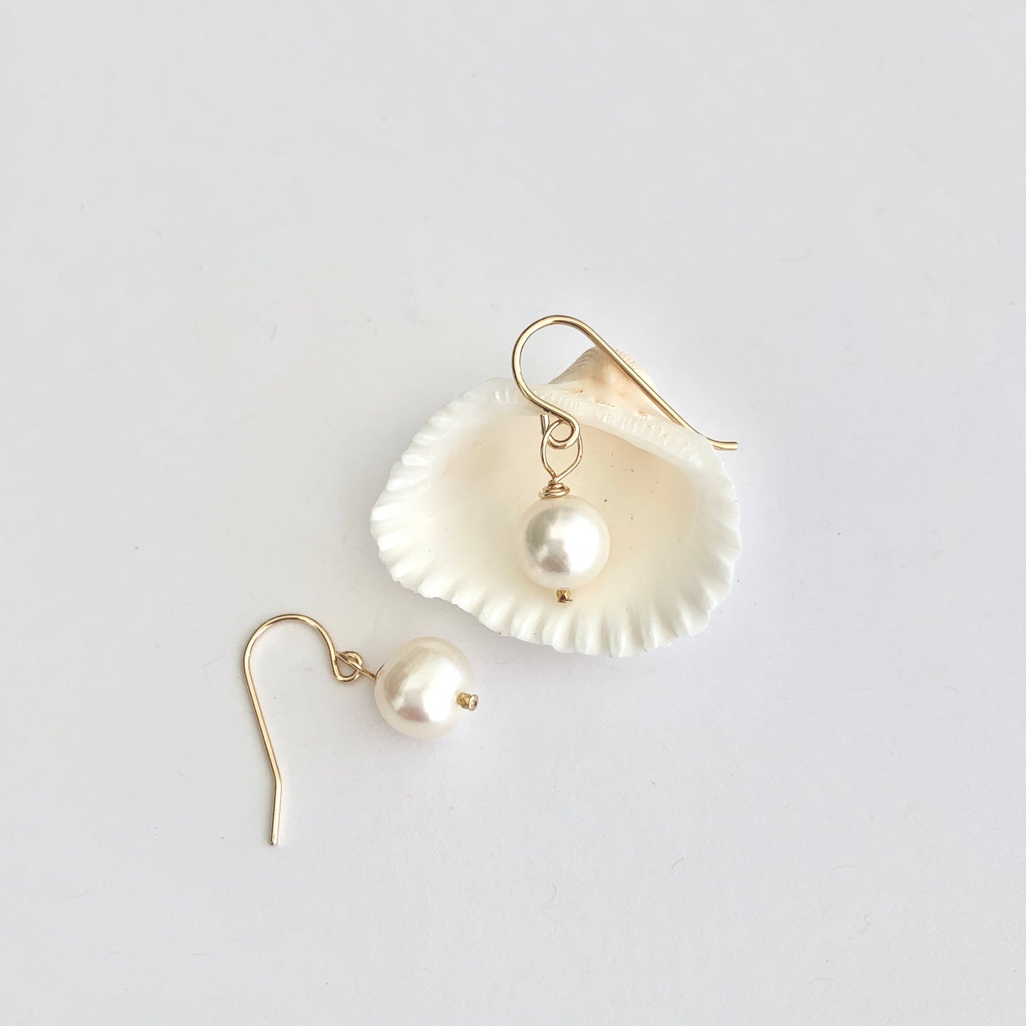 Valeria white pearl drop earring
